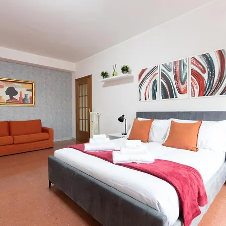 Domvs Clavdia - Metro Station, 8 Min To Center, Roma, 6pax, A-c Apartment Rom