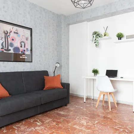 Domvs Clavdia - Metro Station, 8 Min To Center, Roma, 6pax, A-c Daire Roma