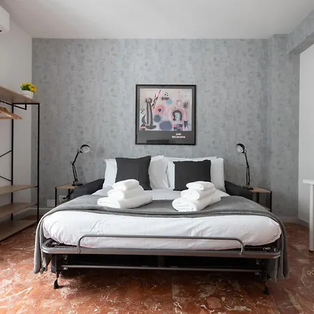 Daire Domvs Clavdia - Metro Station, 8 Min To Center, Roma, 6pax, A-c