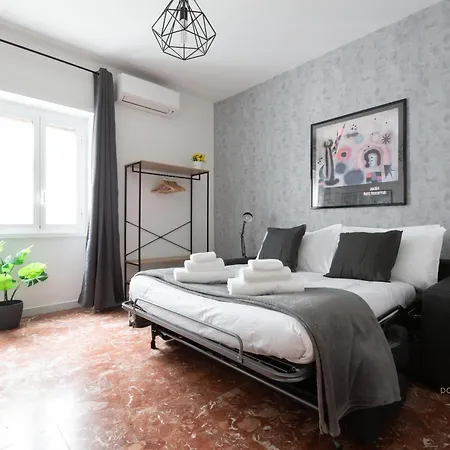 Domvs Clavdia - Metro Station, 8 Min To Center, Roma, 6pax, A-c Apartment Rom