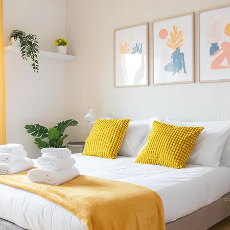 Apartment Domvs Clavdia - Metro Station, 8 Min To Center, Roma, 6pax, A-c *
